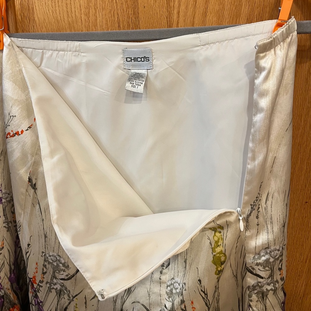 Chico's Silk blend Cream Floral A-Line Skirt, size 1, excellent pre-owned lovely - Picture 7 of 14